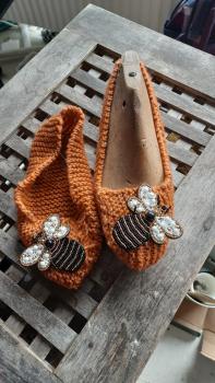 Strickset Hausslipper mit Brosche