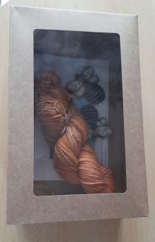 Strickset Hausslipper mit Brosche