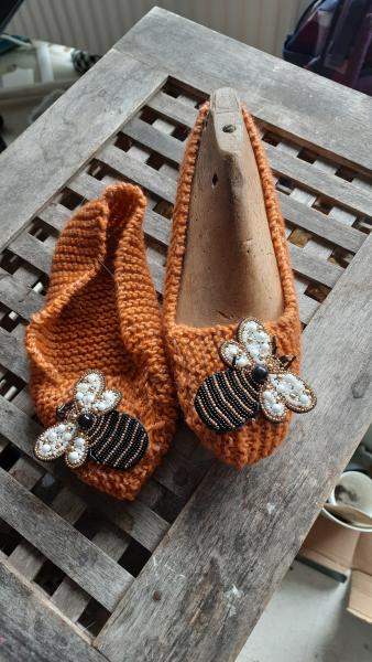 Strickset Hausslipper mit Brosche