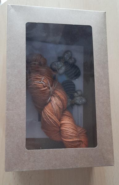 Strickset Hausslipper mit Brosche